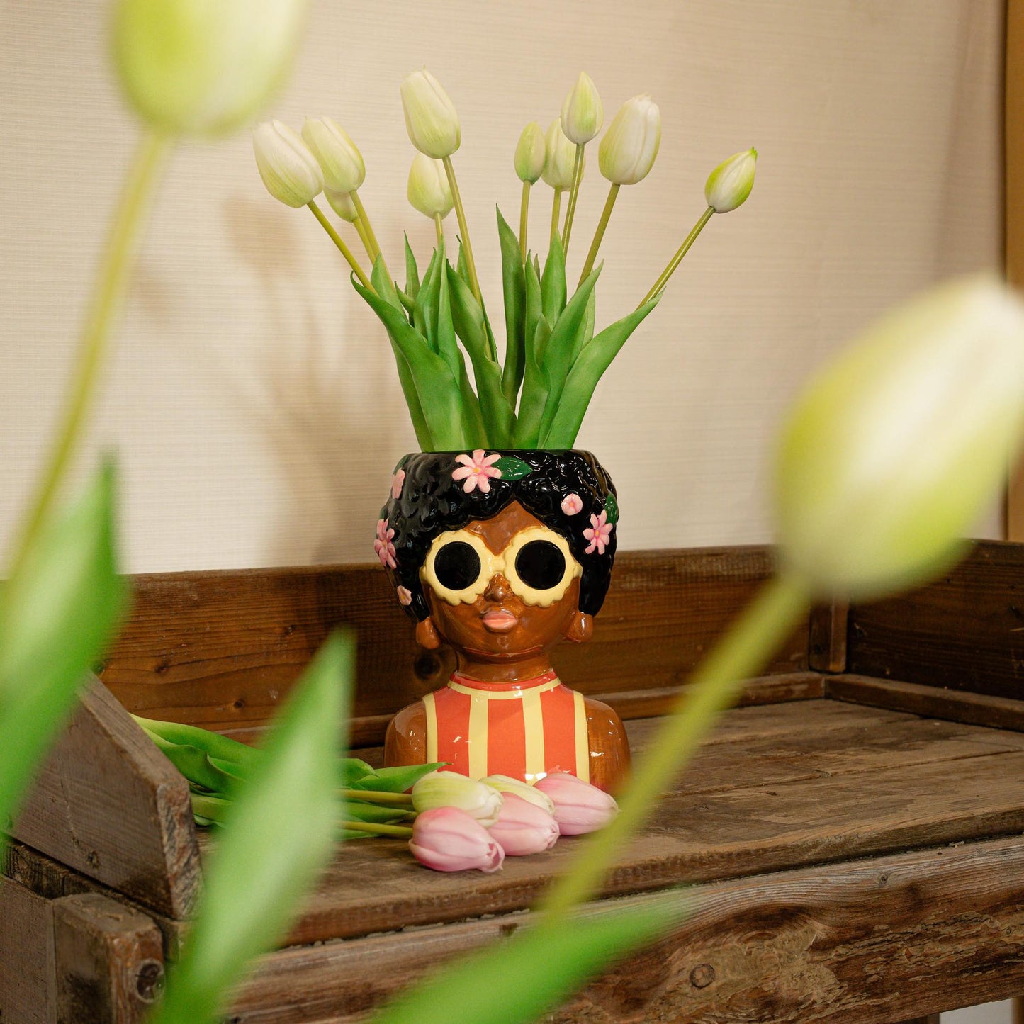 Vaas Lady 'Sunny' ↨21.5 cm + 10x real touch Tulpen Wit