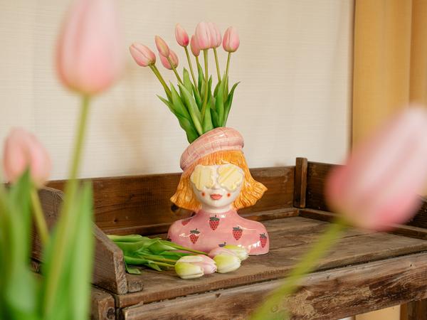 Vaas aardbeien meisje ↨20 cm